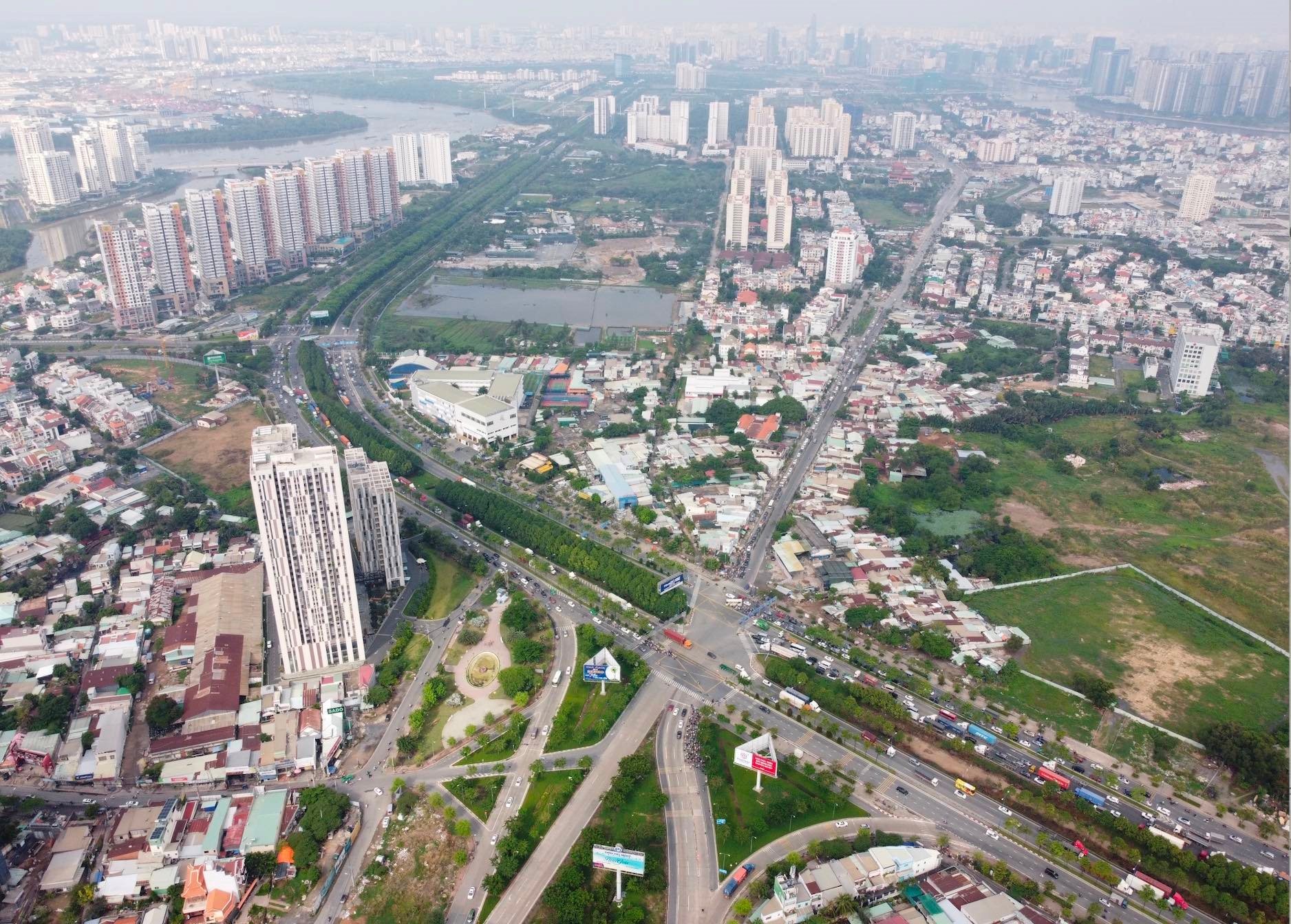 
Thị trường bất động sản Việt Nam trong ba tháng đầu năm vẫn chứng kiến có nhiều thương vụ M&amp;A âm thầm diễn ra ở trong bối cảnh dòng tiền gặp khó
