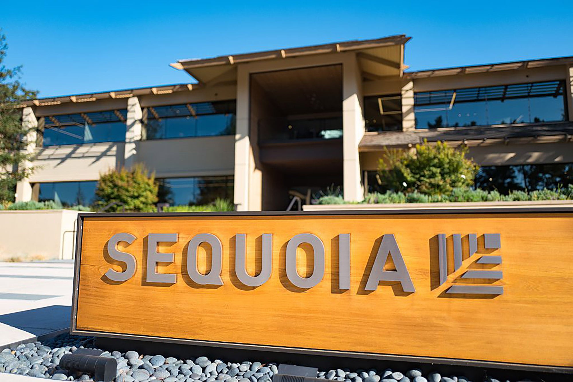 
Quỹ đầu tư Sequoia Capital được thành lập vào năm 1972 tại California bởi Don Valentine
