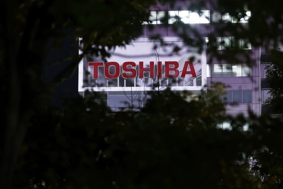 
Việc tiếp cận thị trường năng lượng hạt nhân tại Mỹ không thành công khiến Toshiba bị lỗ 6,3 tỷ USD, suýt bị hủy niêm yết cổ phiếu, buộc phải bán mảng chip nhớ cho hãng nước ngoài
