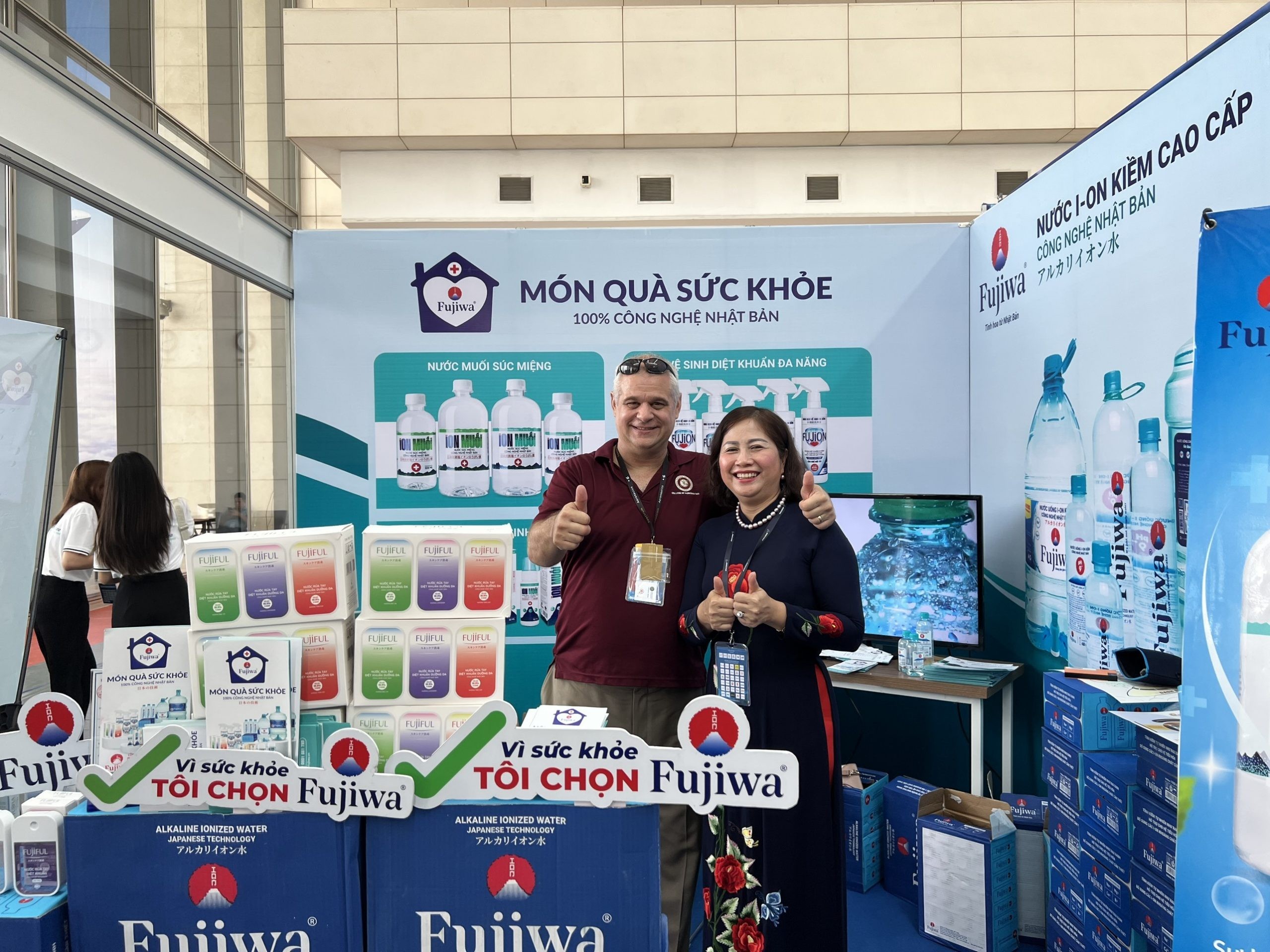 
CEO Fujiwa Việt Nam đã nghiên cứu và chuyển giao máy móc, công nghệ sản xuất nước uống ion kiềm từ Nhật Bản, mong muốn có thể mở rộng mạng lưới nước sạch đến tay người tiêu dùng. Ảnh: Nguonluc
