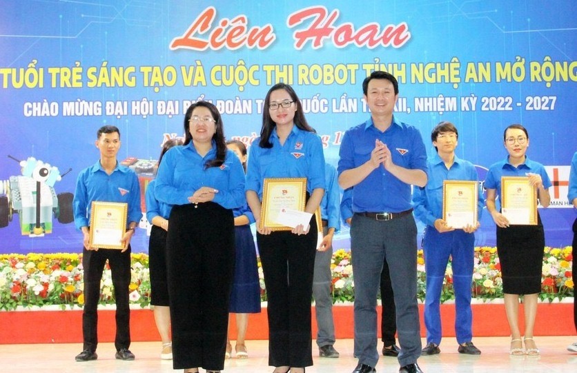 
Chị Trần Thị Hồng Thắm (đứng giữa, hàng thứ nhất) xuất sắc nhận giải nhất Cuộc thi "Tuổi trẻ sáng tạo tỉnh Nghệ An" năm 2022 cùng với Dự án muối NanoSalt. Ảnh: QDND
