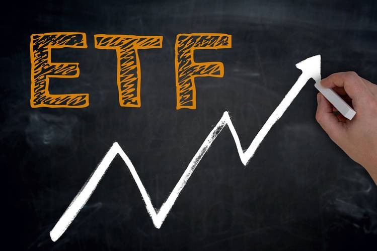 
Quỹ ETF hoạt động dựa vào sự kết hợp giữa cổ phiếu và quỹ thông thường, khi vừa đảm nhận chức năng của quỹ vừa hoạt động giao dịch như một cổ phiếu
