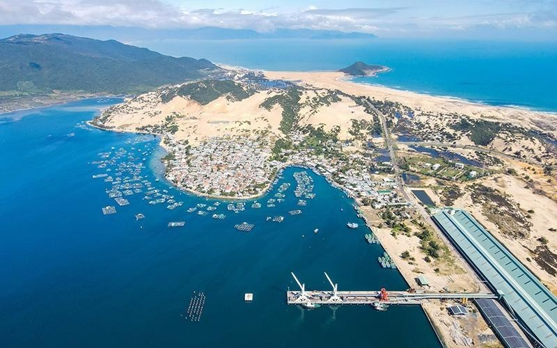 
Khu kinh tế Vân Phong được định hướng trở thành&nbsp;đầu tàu trong thu hút đầu tư và là động lực phát triển kinh tế cho các vùng lân cận và cả nước.
