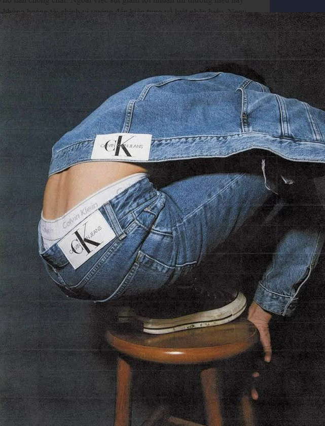 
Calvin Klein đã tẩu tán 200.000 chiếc quần jean ngay trong tuần đầu tiên lên kệ, tạo nên cơn sốt quần jeans có thiết kế ghi tên thương hiệu ở phần túi sau
