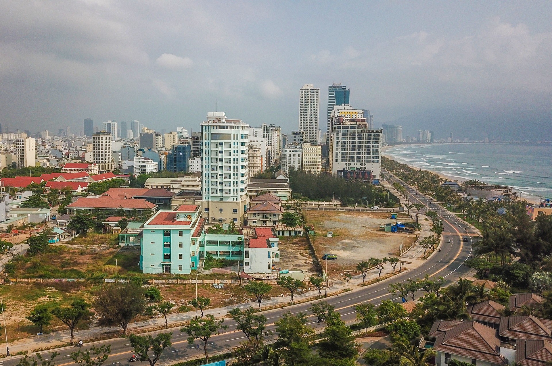 
Nhiều khi “đất vàng” ở các các thành phố "ngủ quên" trong thời gian dài. Dù chính quyền địa phương đã nhiều lần ra tối hậu thư nhưng chủ đầu tư vẫn không đưa các lô đất vào sử dụng như đã cam kết.
