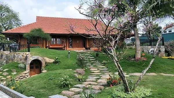 
Căn nhà được xây hoàn toàn bằng gỗ tự nhiên theo kiến trúc thuần Việt với mái ngói đỏ tươi
