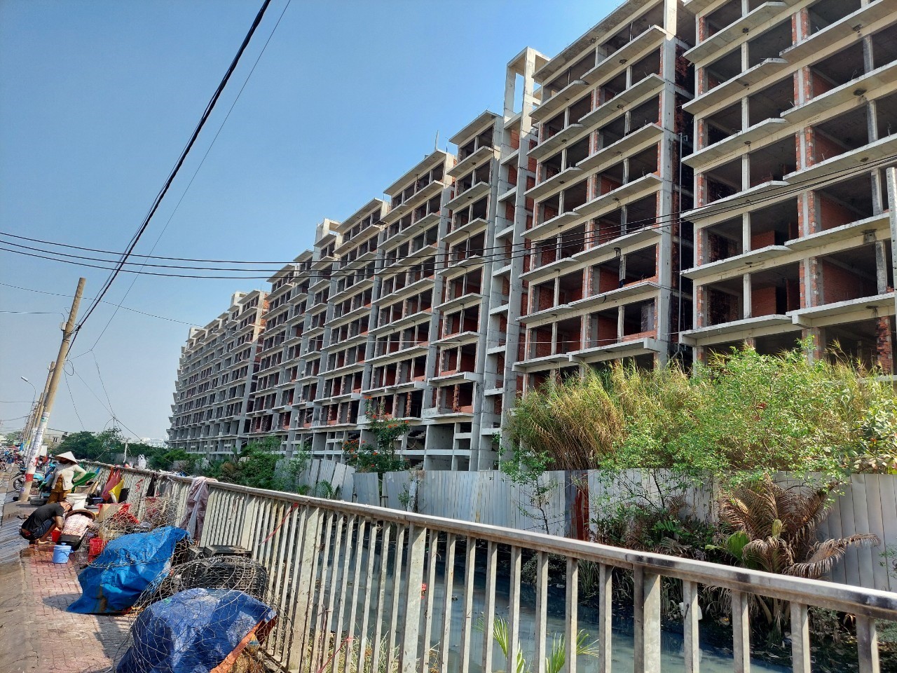 
Nhiều dự án bất động sản tại TP Hồ Chí Minh dừng xây dựng nhiều năm do vướng mắc thủ tục.
