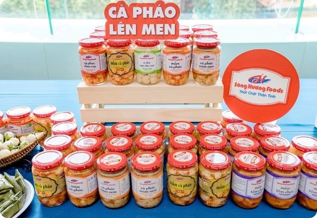 
Đầu tháng 12 năm ngoái, một container chở các loại mắm gồm mắm cà pháo, mắm tôm Bắc, mắm ruốc Huế và mắm ba khía miền Tây… được sản xuất bởi Sông Hương Foods đã chính thức theo con đường chính ngạch xuất khẩu sang Mỹ
