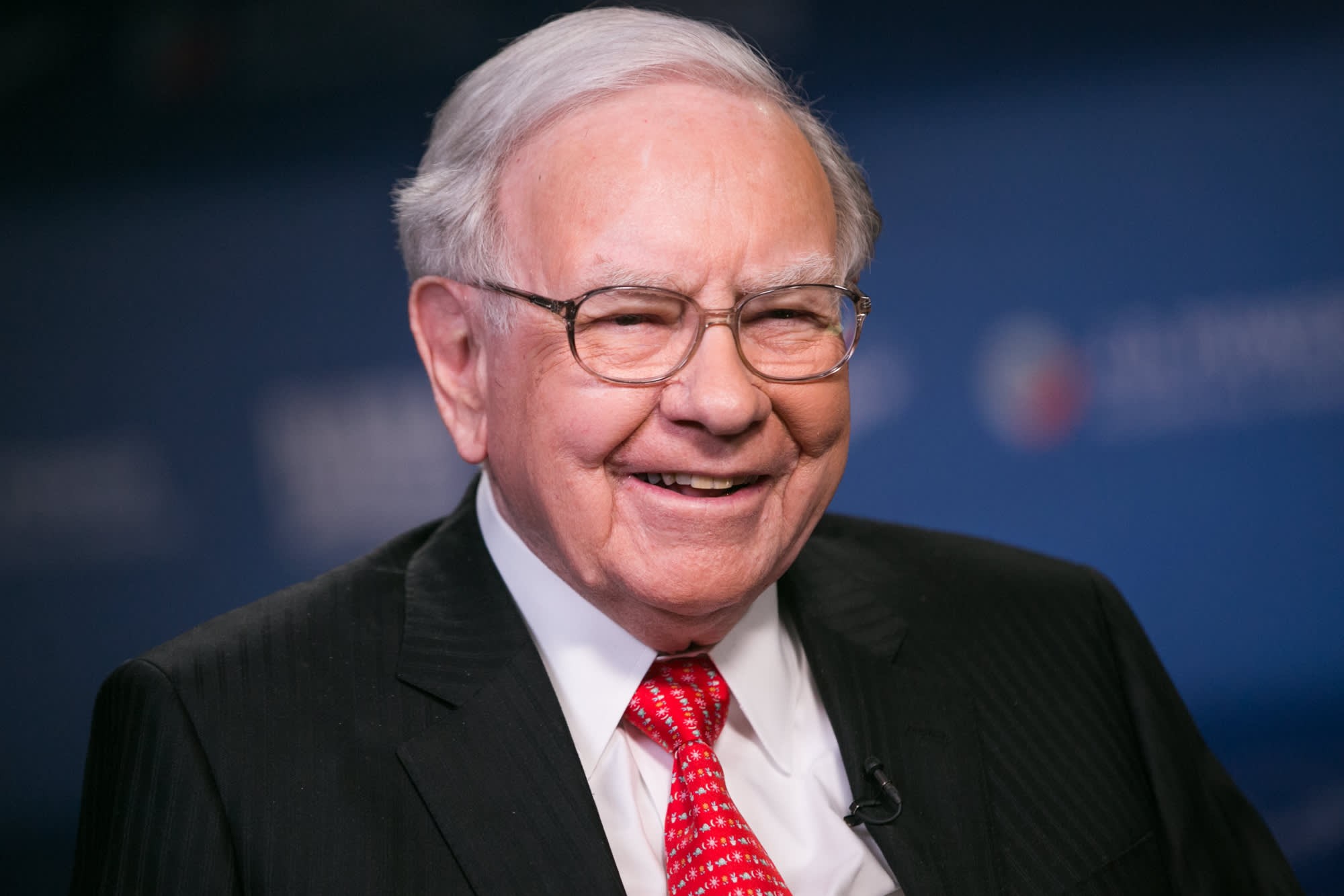 
Warren Buffett được mọi người biết đến là một doanh nhân, nhà đầu tư thành công bậc nhất trên thị trường chứng khoán
