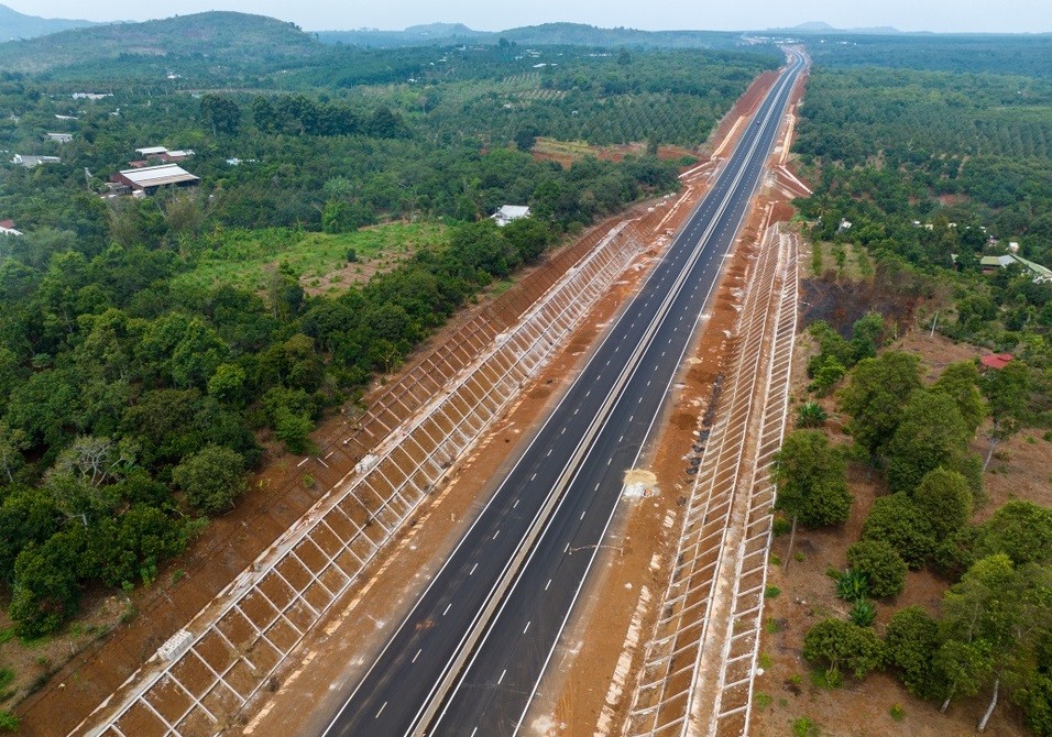 
Đoạn cao tốc Dầu Giây - Phan Thiết đi qua huyện Cẩm Mỹ (Đồng Nai), dọc hai bên đường đã được đổ bê tông kè chống sạt lở.
