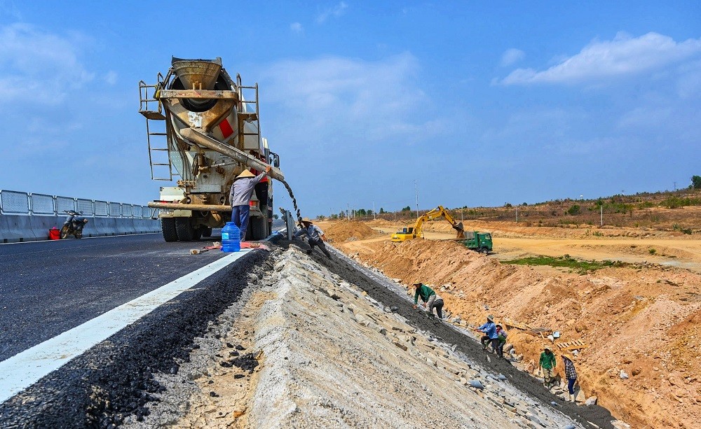 
Công nhân đang thi công những hạng mục cuối cùng để đưa tuyến cao tốc Phan Thiết - Vĩnh Hảo vào khai thác ngày 30/4/2023.
