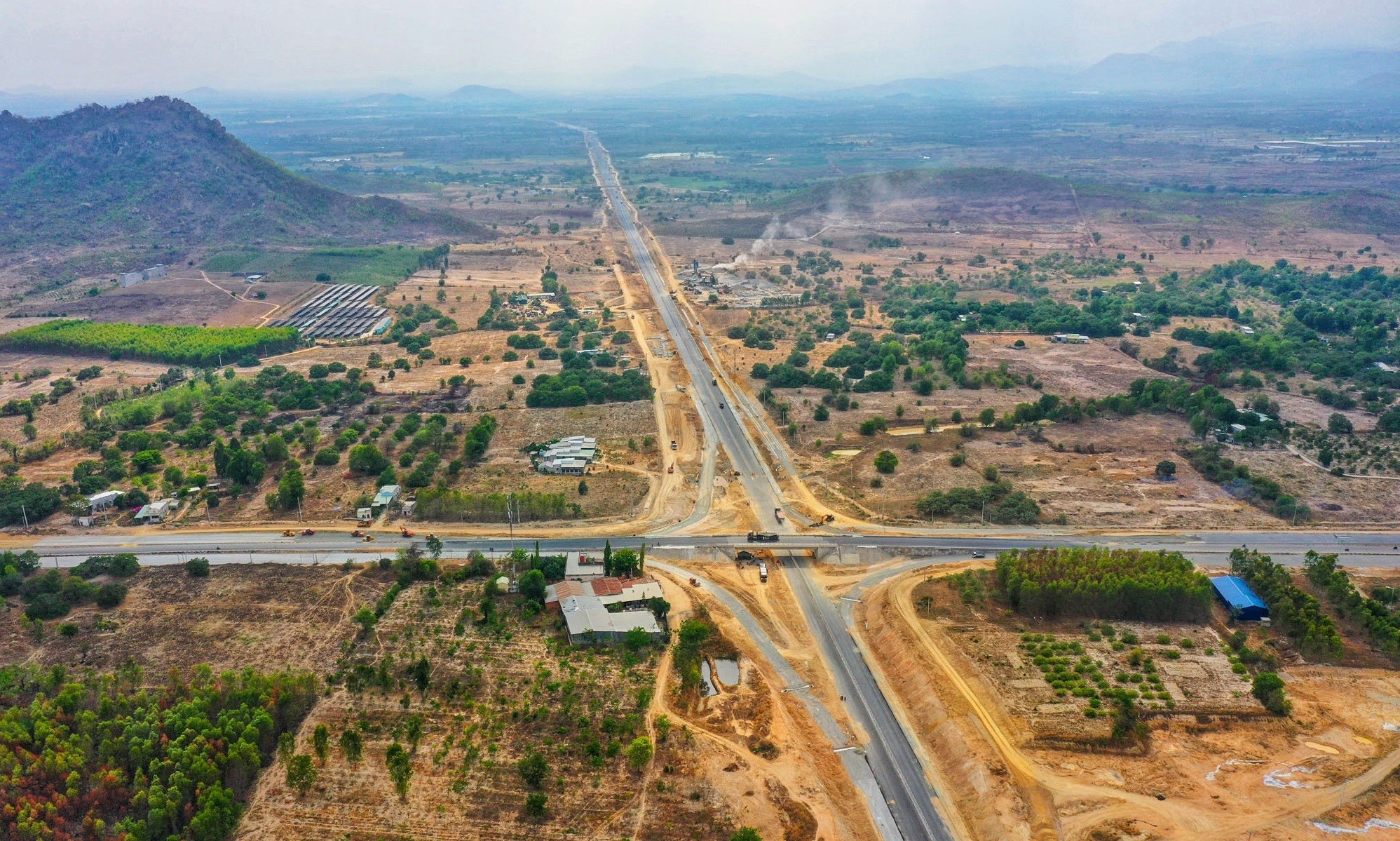 
Cao tốc Phan Thiết - Vĩnh Hảo đang được gấp rút hoàn thiện để thông xe vào ngày 30/4/2023.
