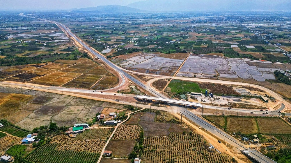 
Cao tốc Vĩnh Hảo - Phan Thiết được lùi thời gian khánh thành sang 19/5/2023.
