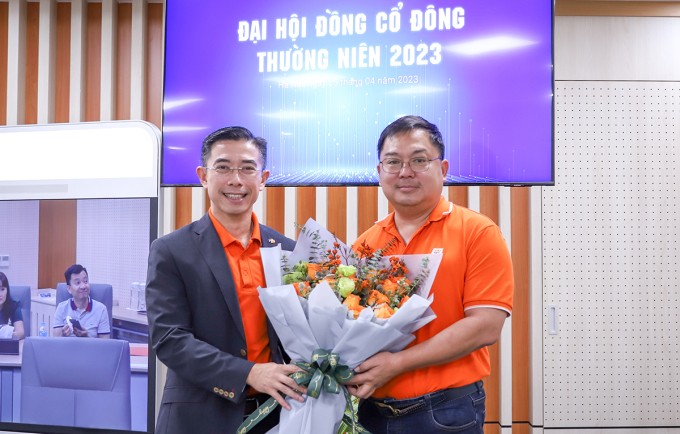 
Người thay thế ông Hoàng Nam Tiến (phải) để đảm nhiệm vị trí Chủ tịch HĐQT của FPT Telecom nhiệm kỳ 2023 - 2028 chính là Tổng Giám đốc Hoàng Việt Anh (bên trái)
