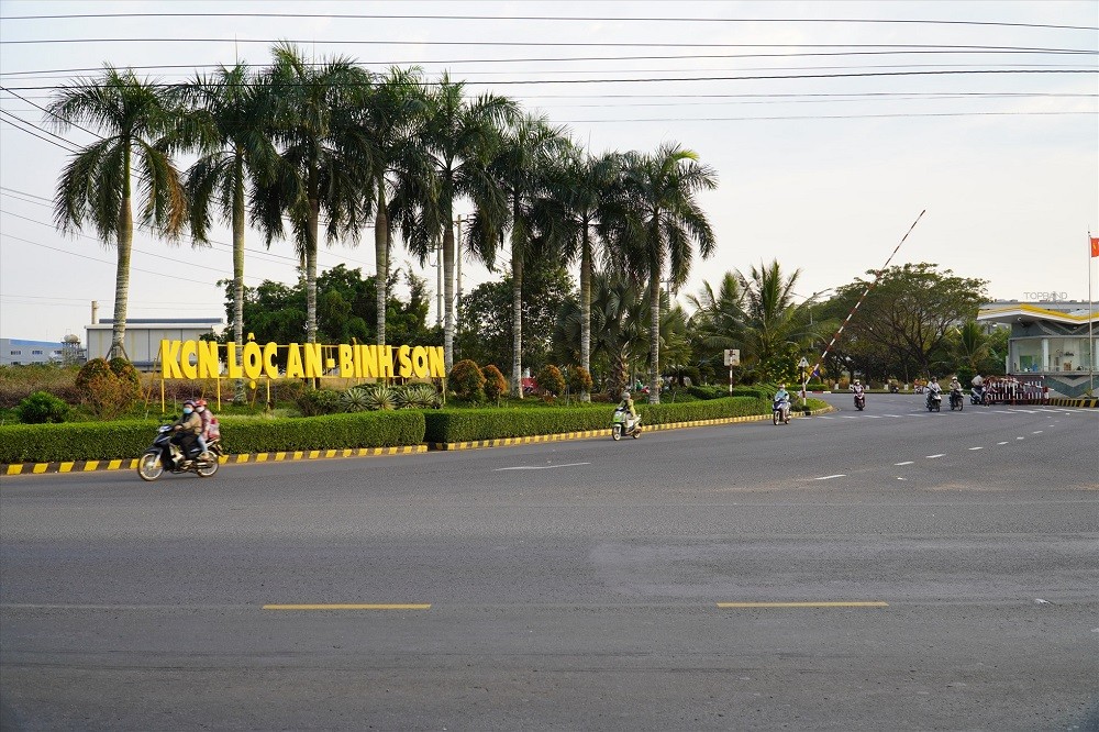 
Khu công nghiệp Lộc An - Bình Sơn là khu công nghiệp gần nhất với sân bay Long Thành, chỉ cách khoảng 10 km.
