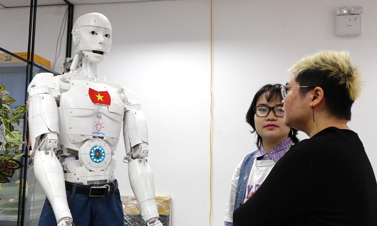 
Trí Nhân là robot tuệ nhân tạo (AI) đầu tiên của Việt Nam.
