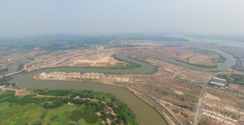 
Khu đô thị dịch vụ thương mại cù lao Phước Hưng đã được san lấp đất nhưng chưa thể triển khai.
