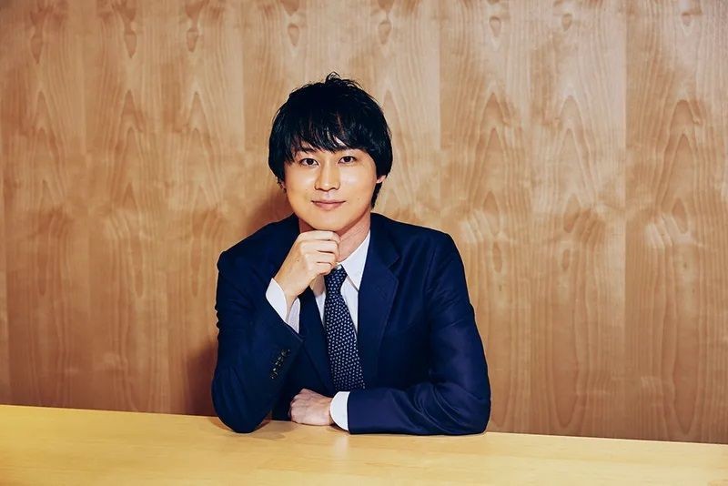 
hunsaku Sagami (32 tuổi) chính là người sáng lập kiêm giám đốc điều hành của M&amp;A Research Institute Holdings - đây chính là một công ty môi giới mua bán và sáp nhập
