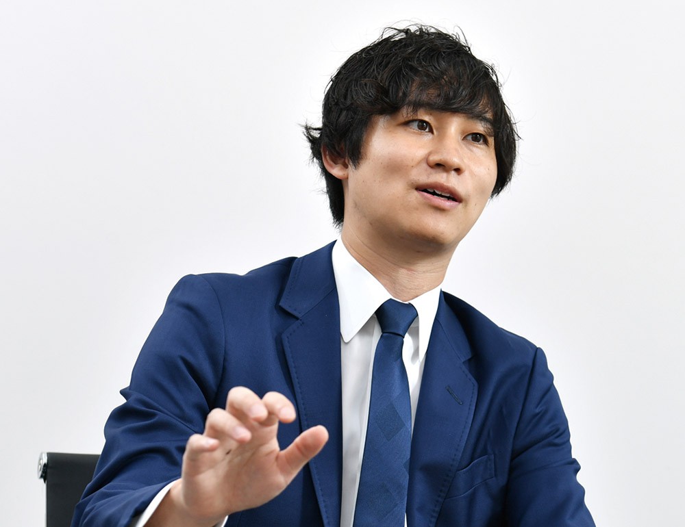 
Sinh năm 1991, Shunsaku Sagami tốt nghiệp Đại học Kobe. Anh cũng bắt đầu sự nghiệp bằng công việc ở trong lĩnh vực quảng cáo cũng như không có chuyên môn cao về mặt tài chính
