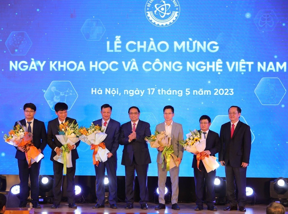 
Thủ tướng Chính phủ Phạm Minh Chính tặng hoa chúc mừng các nhà khoa học. Ảnh: Minh Hạnh
