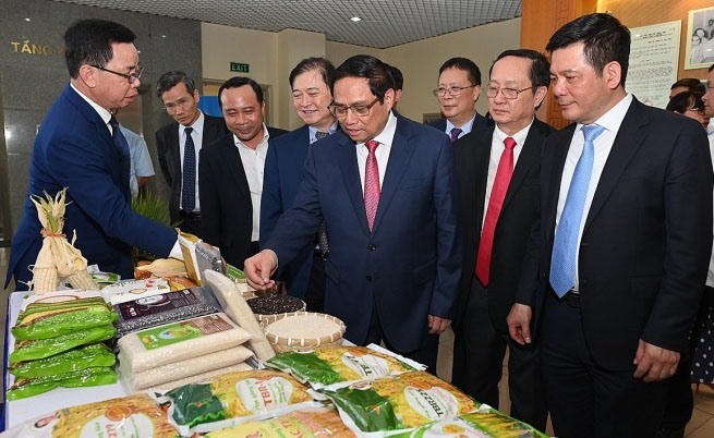 
Thủ tướng Chính phủ thăm các gian hàng tại sự kiện. Ảnh: Giang Huy
