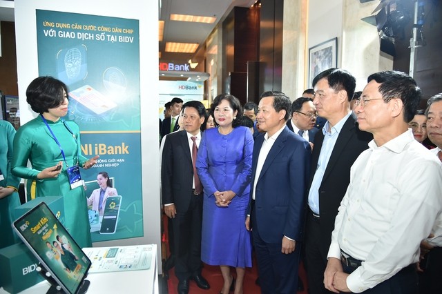 
Phó Thủ tướng Lê Minh Khái cùng các đại biểu tham quan trưng bày triển lãm chuyển đổi số của các ngân hàng. Ảnh VGP/Quang Thương

