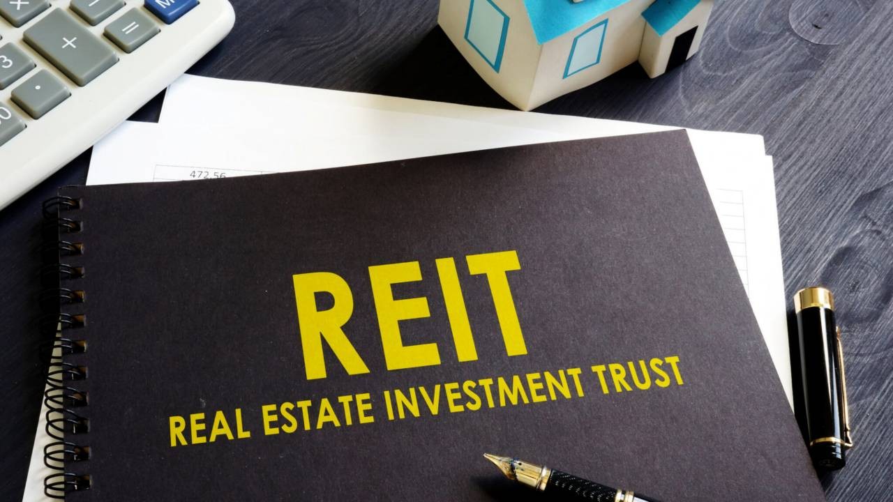 
Quỹ đầu tư bất động sản&nbsp;(Real Estate Investment Trust viết tắt là REIT) sẽ cho phép nhà đầu tư được mua chứng chỉ quỹ phát hành thay vì trực tiếp mua nhà hoặc mua đất
