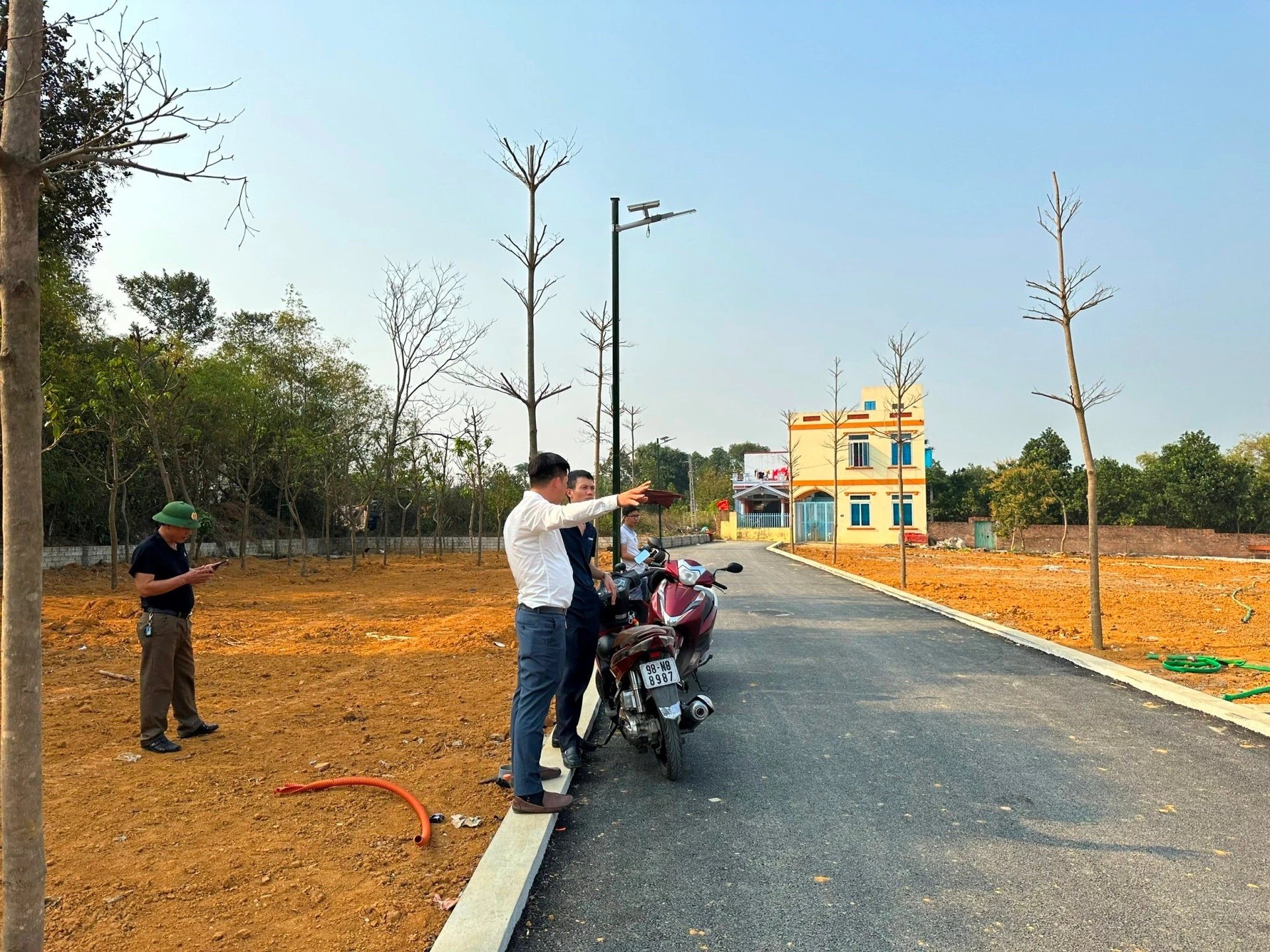 
Hiện nay, thị trường bất động sản vẫn giữ tình trạng khó thanh khoản, theo đó có nhiều môi giới cũng đang gặp khó khăn. Chính vì thế mà có không ít môi giới bất động sản phải chật vật để đòi tiền hoa hồng. 
