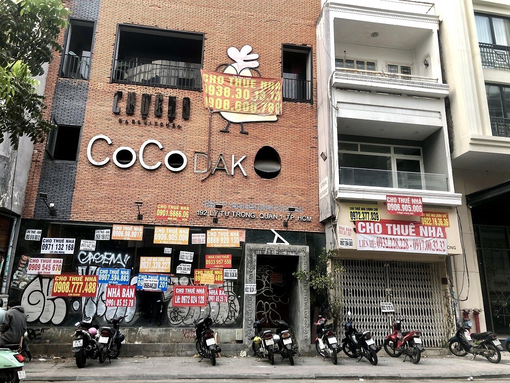 
Mặt bằng nhà phố mặt tiền tại các khu vực trung tâm TP Hồ Chí Minh không có khách thuê, bỏ trống hàng loạt.
