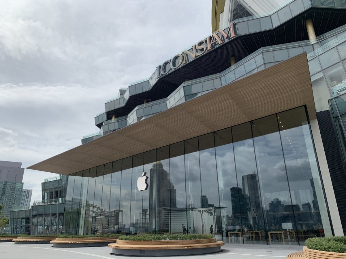 
Apple Store đầu tiên tại Thái Lan và thứ hai tại Đông Nam Á được đặt ở trung tâm thương mại Iconsiam (Klongsan, Bangkok, Thái Lan).
