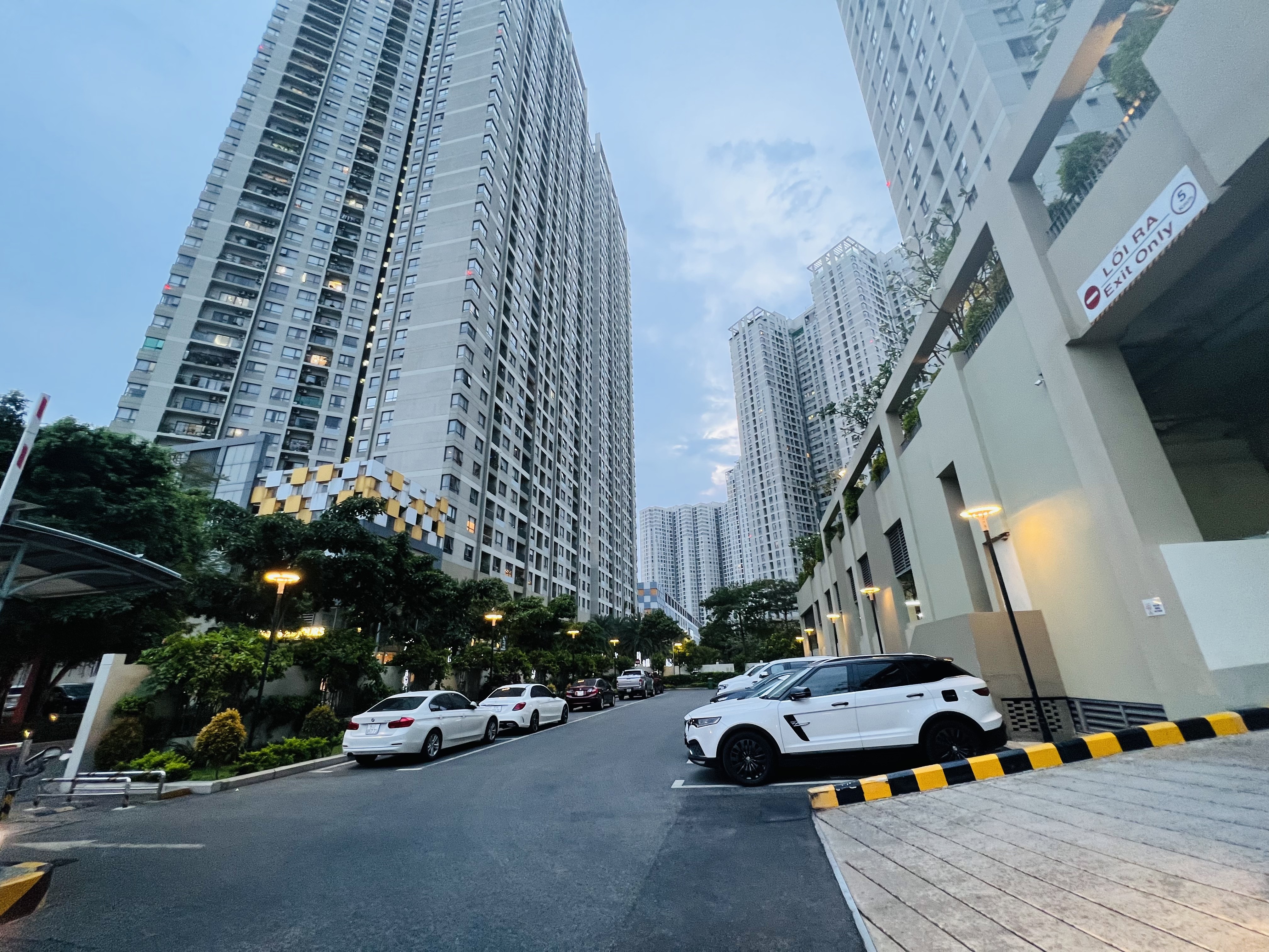 
Trong 3 tháng đầu năm, cả Hà Nội và TP.HCM đều ghi nhận nguồn cung căn hộ mới sụt giảm đáng kể so với cùng kỳ năm trước. Nguồn cung căn hộ mới tại TP.HCM là 1.610 căn, giảm -25% theo năm trong khi con số này ở Hà Nội là 2.040 căn, giảm -27% theo năm. &nbsp;
