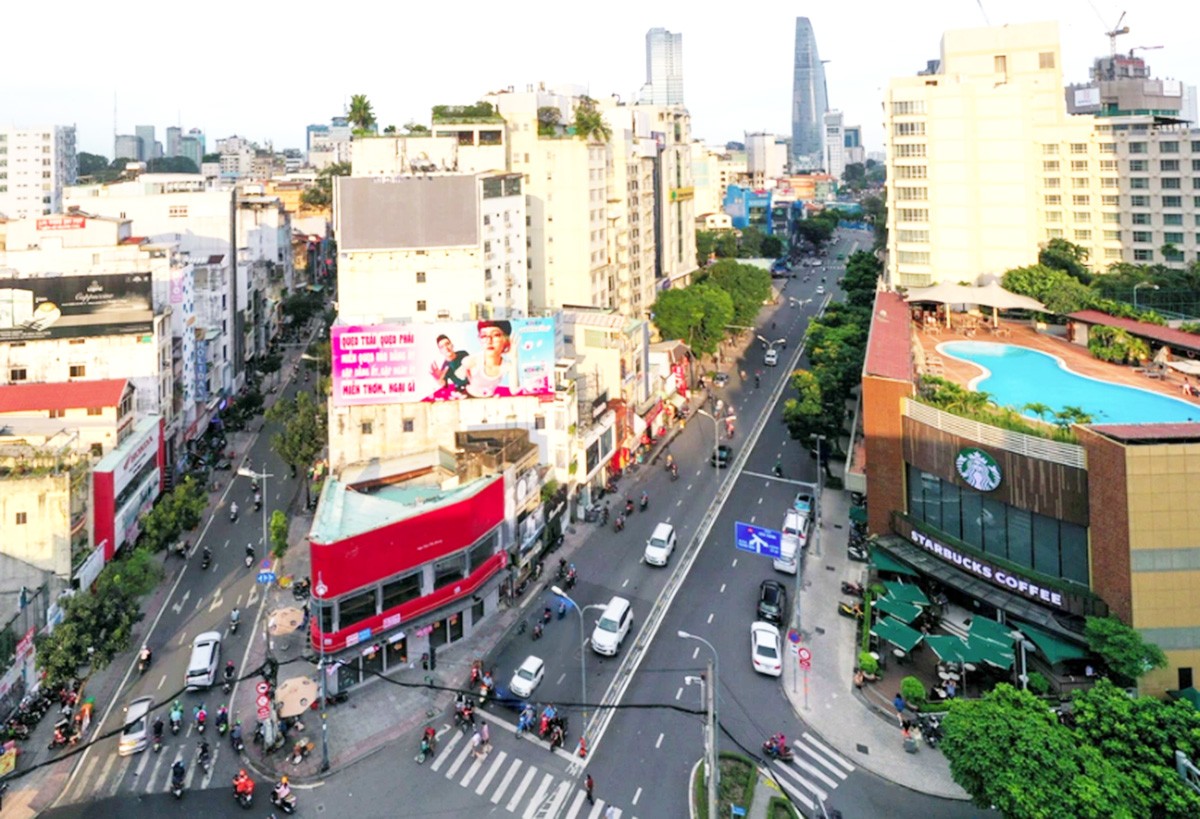 
Một môi giới khu Đông TP. Hồ Chí Minh cho biết: “Căn nhà 100m2 chủ rao bán với giá hơn 6 tỷ đồng, người mua gọi điện nói rằng em làm sao trả giá còn 3,2 tỷ đồng cho anh nhé”

