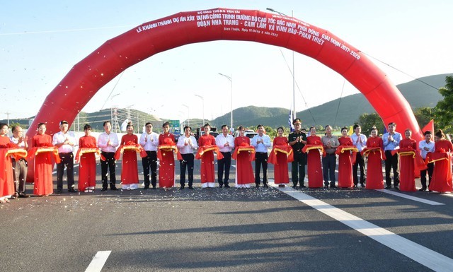 
Bí thư Trung ương Đảng, Phó Thủ tướng Chính phủ Lê Minh Khái cùng các đại biểu tại điểm cầu tỉnh Bình Thuận cắt băng khánh thành 2 dự án thành phần Nha Trang - Cam Lâm và Vĩnh Hảo - Phan Thiết thuộc tuyến cao tốc Bắc - Nam phía đông giai đoạn 2017 - 2020 - Ảnh: VGP/Trần Mạnh
