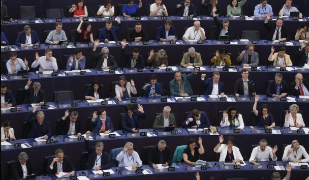 
Các nghị sĩ Nghị viện châu Âu thông qua dự thảo luật quản lý trí tuệ nhân tạo.
