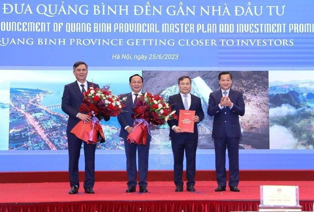 
Phó Thủ tướng Lê Minh Khái trao Quyết định phê duyệt Quy hoạch tỉnh Quảng Bình thời kỳ 2021 - 2030, tầm nhìn đến năm 2050.
