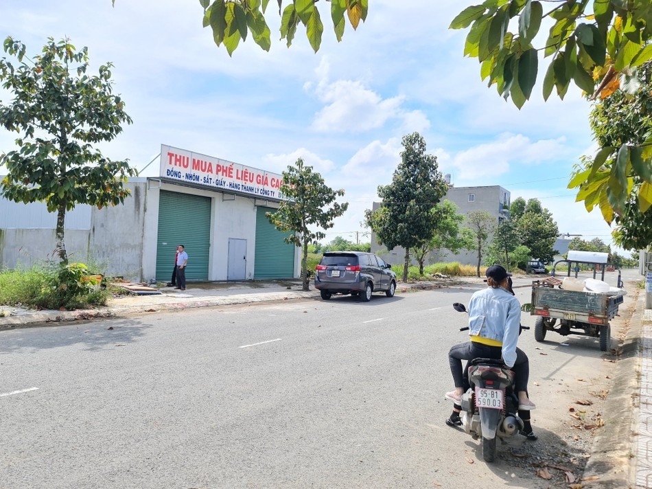 
Đến hiện tại, thị trường bất động sản vẫn trầm lắng và nhiều môi giới không trụ vững đã phải bỏ phố về quê hay chuyển sang công việc khác. Tuy nhiên, một số ít vẫn đang tìm mọi cách bám trụ với nghề, thậm chí là có người hy sinh cả trăm triệu đồng chỉ với suy nghĩ “méo mó có hơn không”
