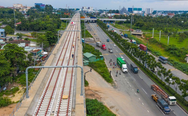 
Nghị quyết 98 có 44 cơ chế, chính sách với 7 lĩnh vực, được chia thành hai nhóm, gồm: những cơ chế, chính sách kế thừa Nghị quyết 54 của Quốc hội và những cơ chế, chính sách mới. Trong số các cơ chế, chính sách mới, mô hình phát triển đô thị theo định hướng phát triển giao thông (TOD) được kỳ vọng giúp TPHCM tận dụng được không gian dọc các metro, đường Vành đai 3 - Ảnh: VGP
