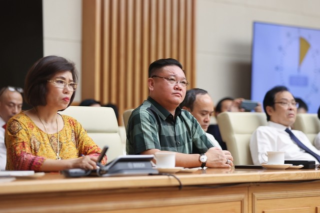 Theo Thủ tướng, doanh nghiệp phải nỗ lực, cố gắng hơn nữa, tiết kiệm chi phí, đổi mới quản trị doanh nghiệp, mở rộng thị trường, đẩy mạnh chuyển đổi số, hướng đến sản xuất xanh, kinh tế tuần hoàn - Ảnh: VGP/Nhật Bắc