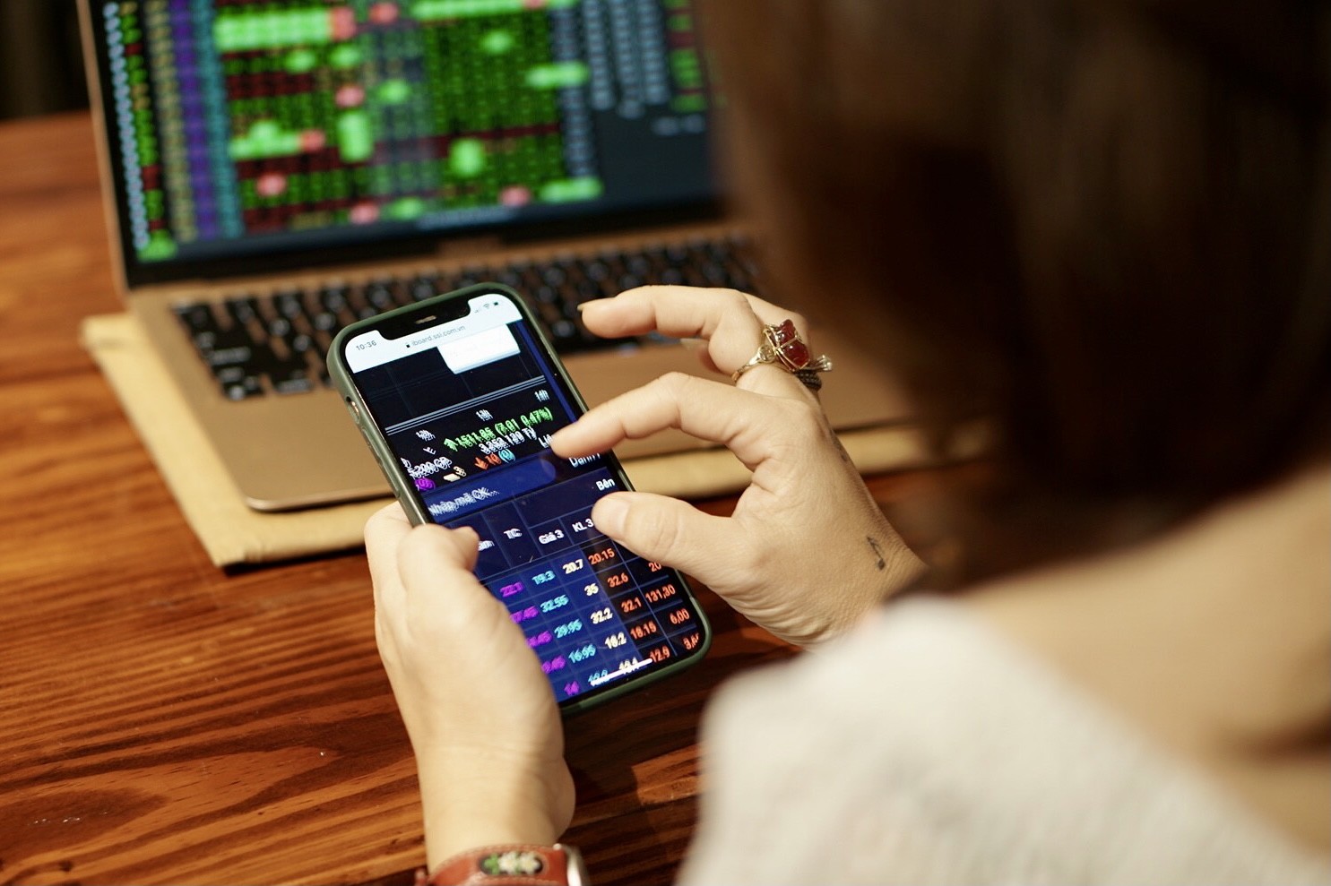 
Trường hợp cổ phiếu bị đình chỉ giao dịch là những mã cổ phiếu bị bắt buộc tạm dừng mua bán trên sàn chứng khoán
