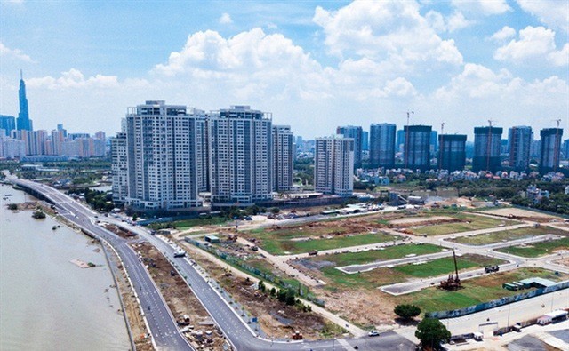 
Hệ thống pháp luật về thị trường địa ốc vẫn chưa hoàn thiện và đồng bộ,&nbsp;còn phức tạp, chưa rõ ràng, không sửa đổi kịp thời
