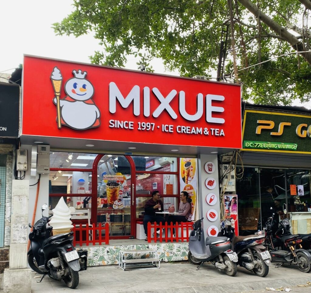 
Ghi nhận, tính đến năm 2020, Mixue đã có 18.000 cửa hàng trên toàn cầu, bao gồm ở cả Trung Quốc và các quốc gia Đông Nam Á, trong đó có cả Việt Nam
