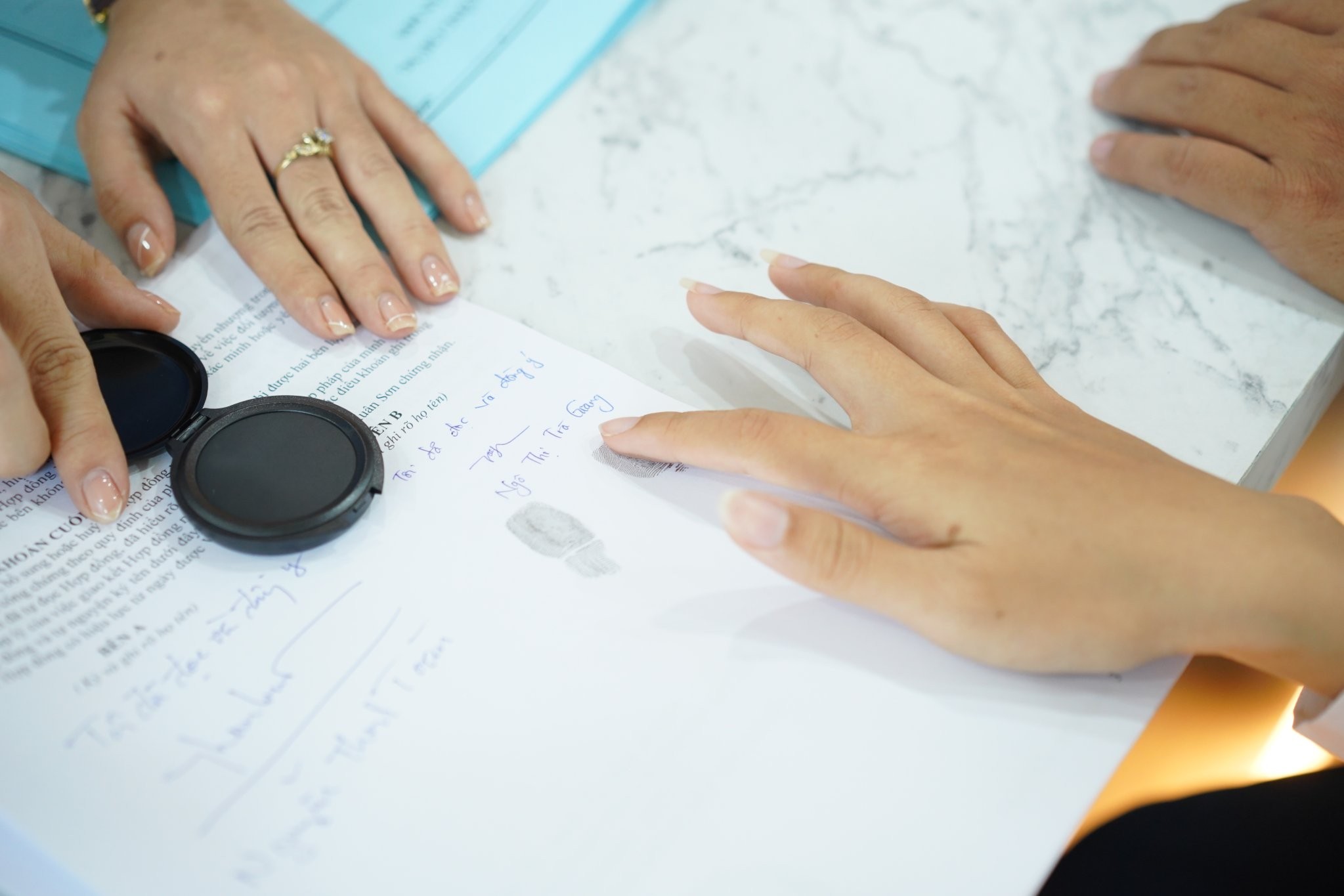 Trong quá trình kí hợp đồng thuê phòng trọ cần chú ý đến các điều khoản cũng như đầy đủ thông tin của hai bên