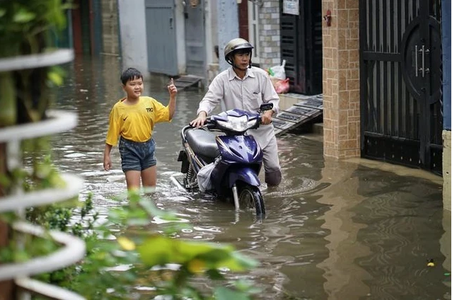 Nhiều ngõ nhỏ tại Hà Nội hễ có mưa lớn là sẽ bị ngập. Ảnh minh họa