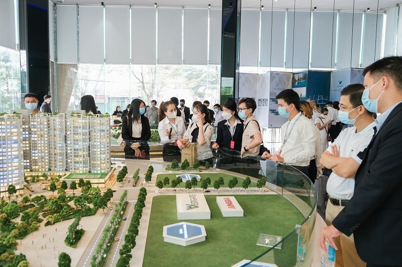 Nếu lãi suất tiết kiệm giảm sâu, dòng tiền này sẽ được chuyển sang các kênh đầu tư khác, trong đó sẽ có chứng khoán và bất động sản. Ảnh Diễn đàn doanh nghiệp