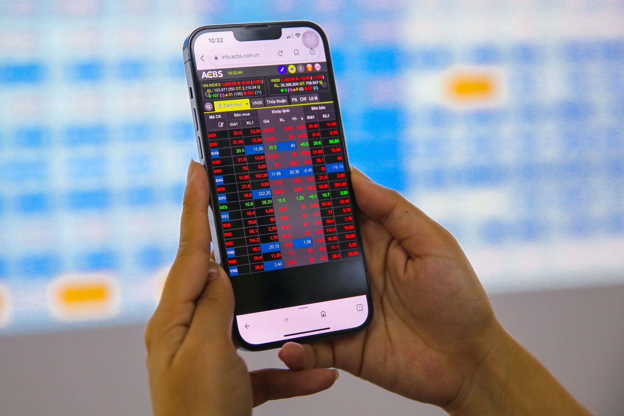 
Tính thanh khoản cổ phiếu chính là khả năng giao dịch mua bán của một cổ phiếu trên thị trường nhưng không ảnh hưởng đến giá trị của các cổ phiếu đó
