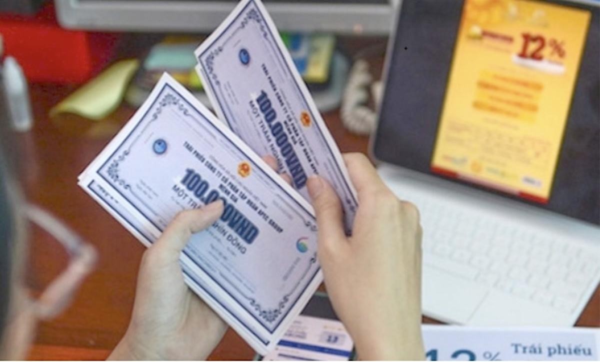 
Trái phiếu là loại chứng khoán có kì hạn từ một năm trở lên do các doanh nghiệp phát hành để xác nhận quyền và lợi ích hợp pháp của người mua trái phiếu
