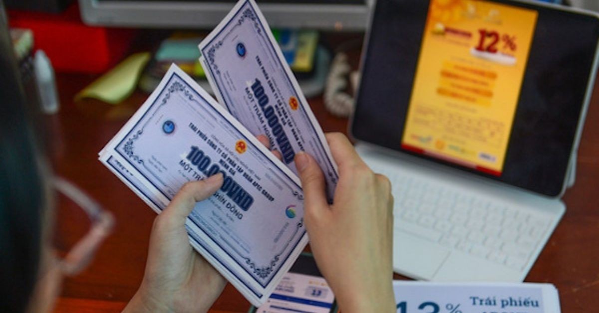 
Đối với trái phiếu việc phát hành hay giao dịch đều phải tuân thủ theo các quy định đã được pháp luật đưa ra chứ không được tự do mua bán trên thị trường
