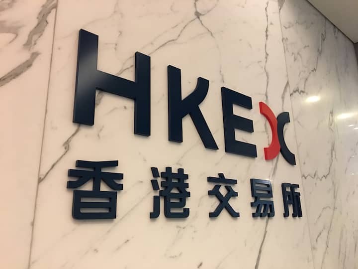 Sàn giao dịch chứng khoán Hồng Kông là thành viên dưới sự quản lý của Tập đoàn HKEX