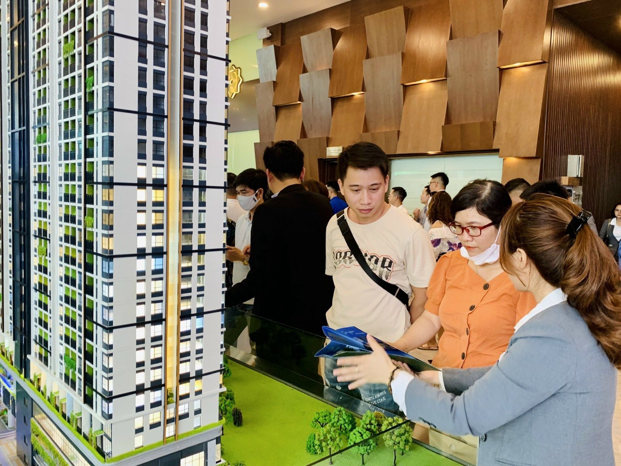 
Theo Hội Môi giới bất động sản Việt Nam (VARS), trong thời gian qua, Chính phủ, các bộ, ngành đã thể hiện được quyết tâm của mình trong việc gỡ vướng cũng như thúc đẩy thị trường bất động sản phát triển một cách an toàn, lành mạnh và bền vững
