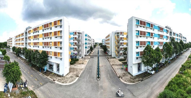 
Người giàu mới mua được nhà ở xã hội
